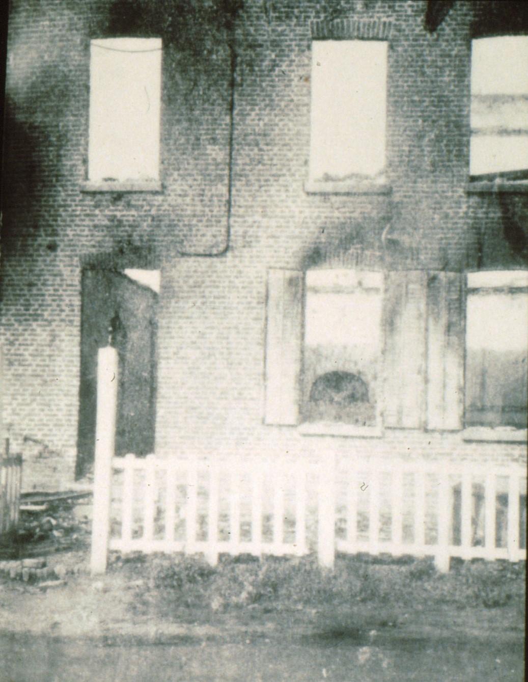La façade de l'école-mairie après le passage des SS
