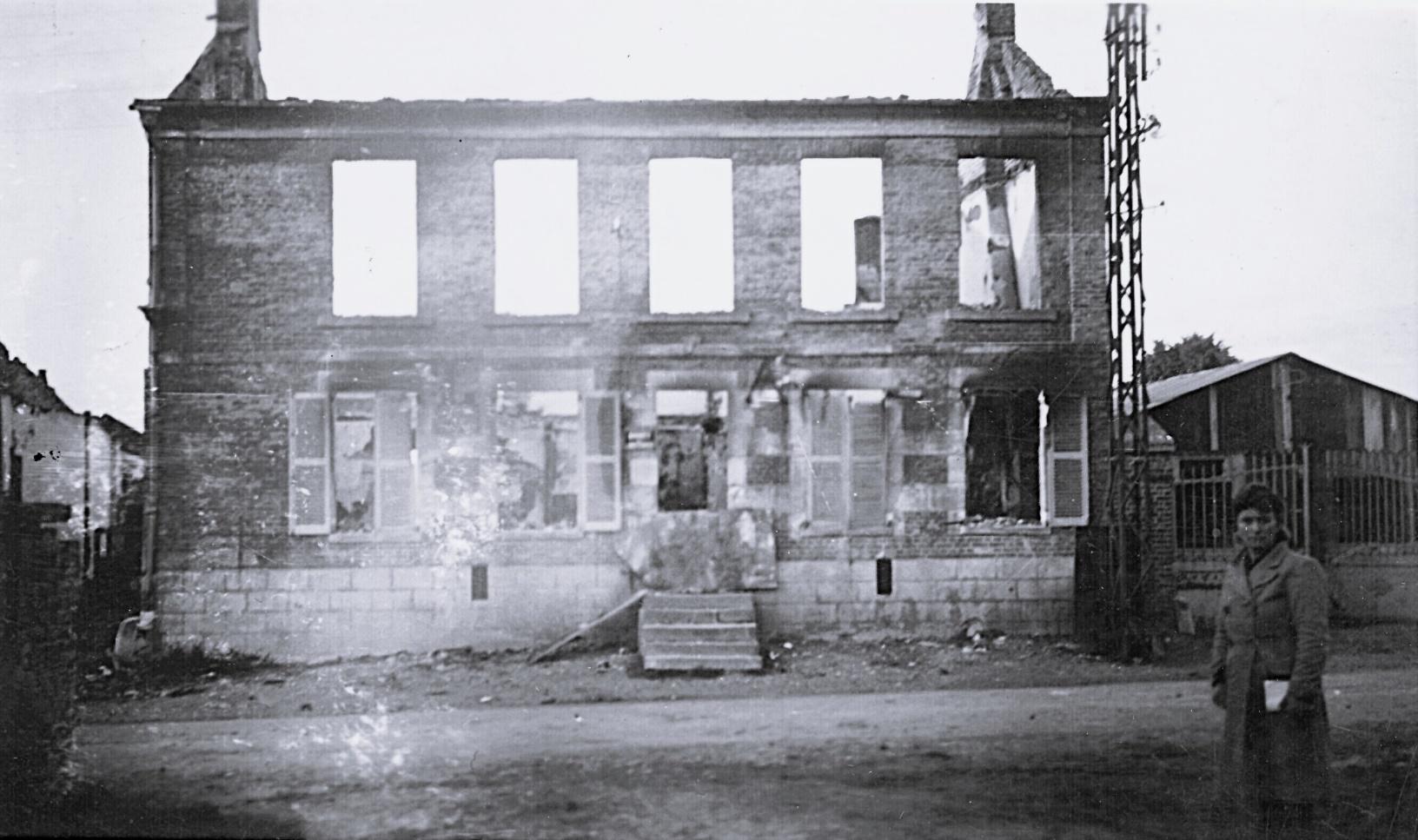 Les ruines du café-épicerie Carlin en 1944