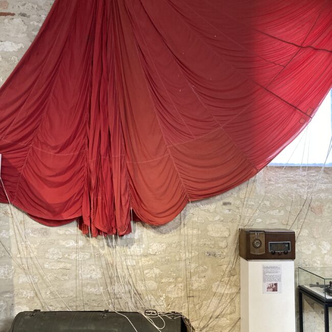 Parachute et container d’armes
