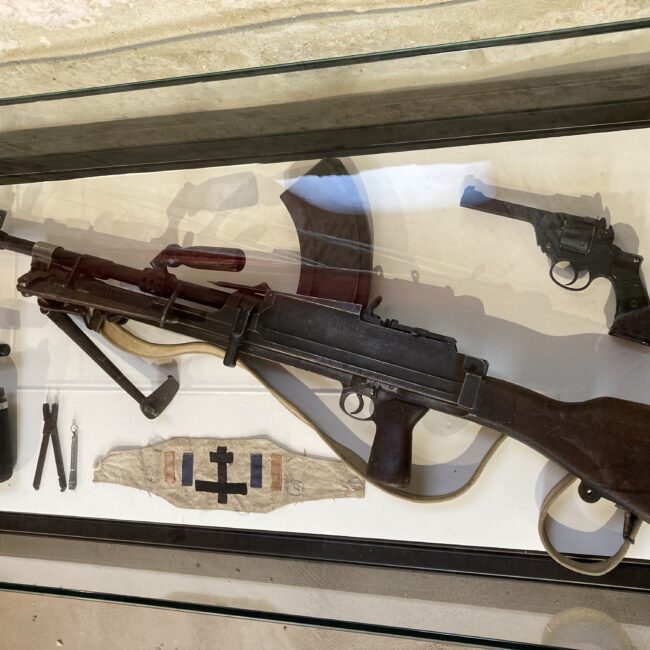 Armes anglaises parachutées